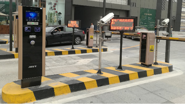 車牌識(shí)別系統(tǒng)公司談如何解決停車難擁堵問(wèn)題